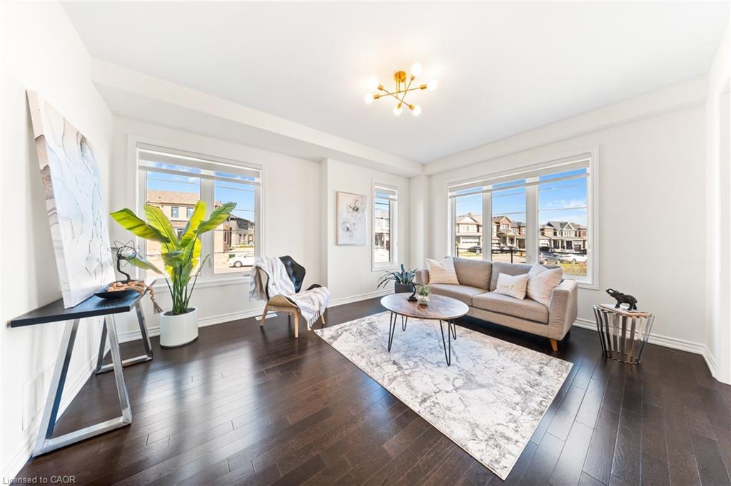 1 Bee Crescent, Brantford, ON - Indoor Photo Showing Living Room