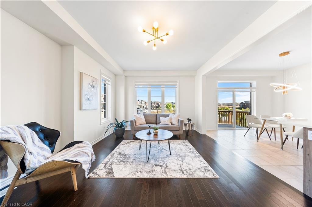 1 Bee Crescent, Brantford, ON - Indoor Photo Showing Living Room