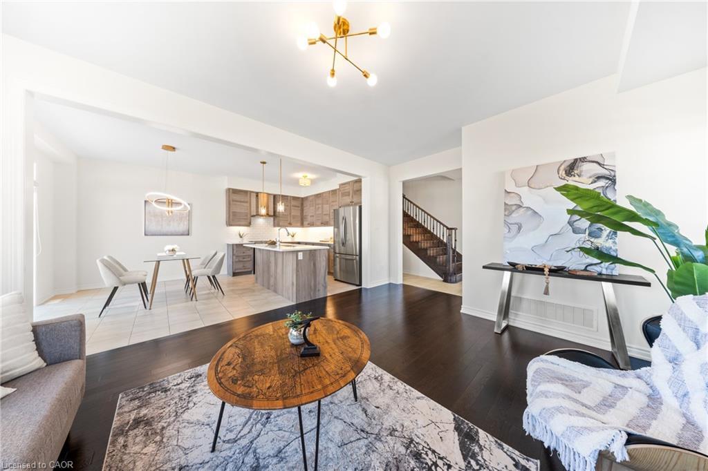 1 Bee Crescent, Brantford, ON - Indoor Photo Showing Living Room