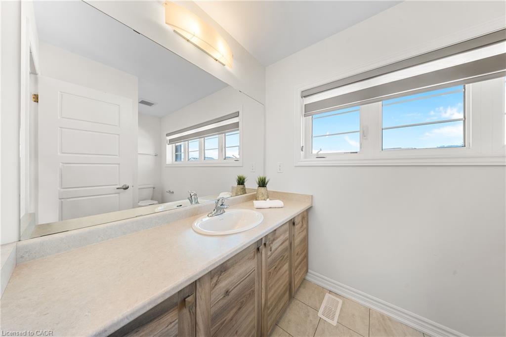 1 Bee Crescent, Brantford, ON - Indoor Photo Showing Bathroom