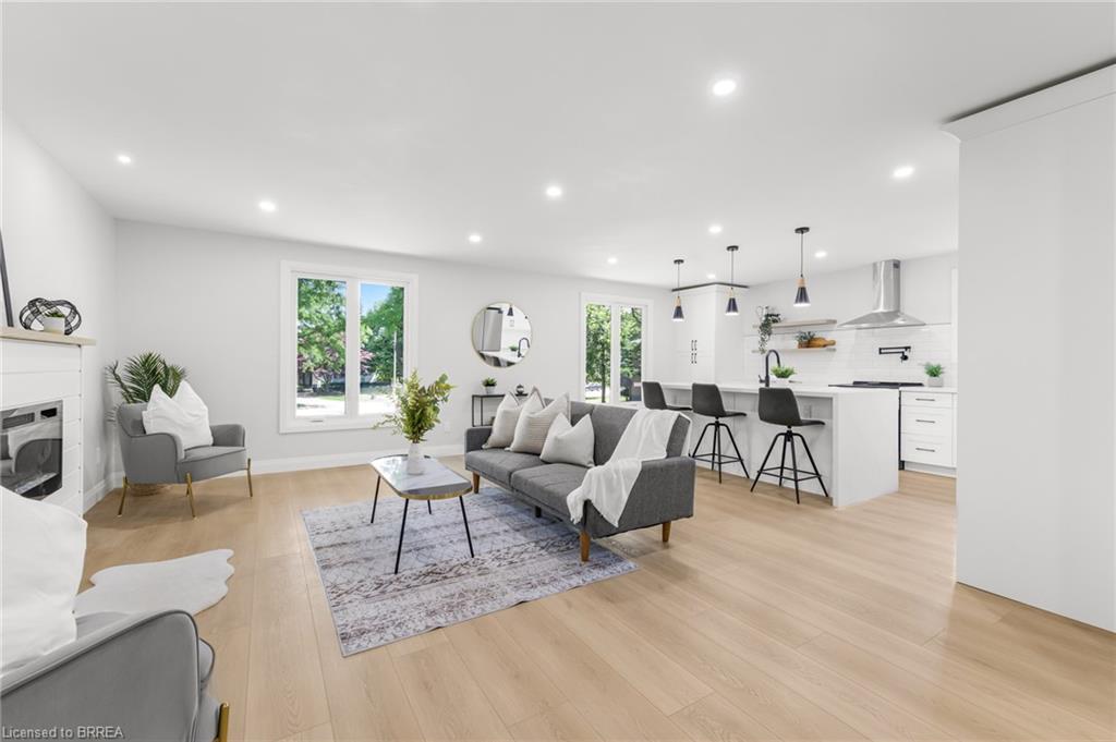 9 Ventnor Court, Brantford, ON - Indoor Photo Showing Living Room With Fireplace