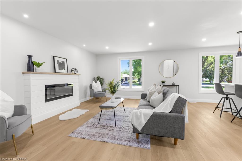 9 Ventnor Court, Brantford, ON - Indoor Photo Showing Living Room With Fireplace