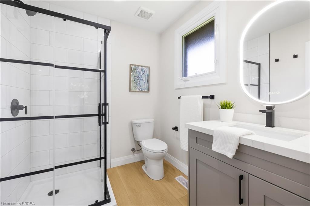 9 Ventnor Court, Brantford, ON - Indoor Photo Showing Bathroom