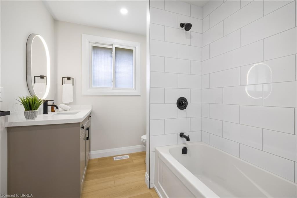 9 Ventnor Court, Brantford, ON - Indoor Photo Showing Bathroom