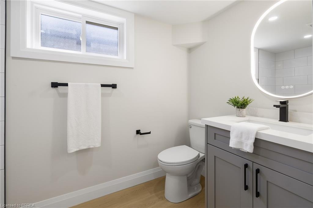 9 Ventnor Court, Brantford, ON - Indoor Photo Showing Bathroom