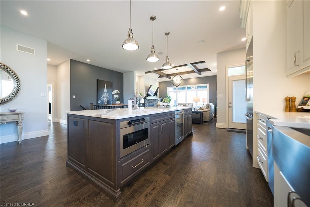 21 Tedley Boulevard, Brantford, ON - Indoor Photo Showing Kitchen With Upgraded Kitchen