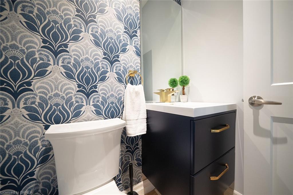 21 Tedley Boulevard, Brantford, ON - Indoor Photo Showing Bathroom