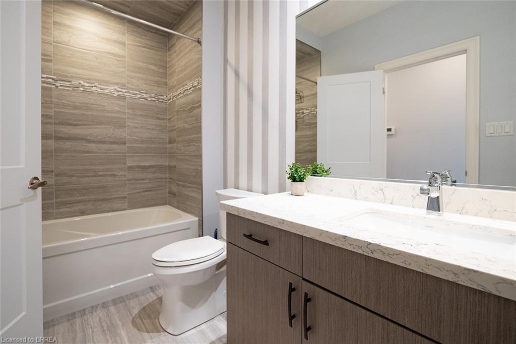 21 Tedley Boulevard, Brantford, ON - Indoor Photo Showing Bathroom