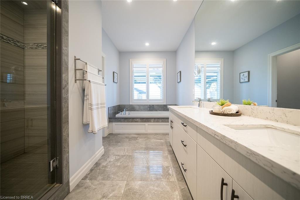 21 Tedley Boulevard, Brantford, ON - Indoor Photo Showing Bathroom