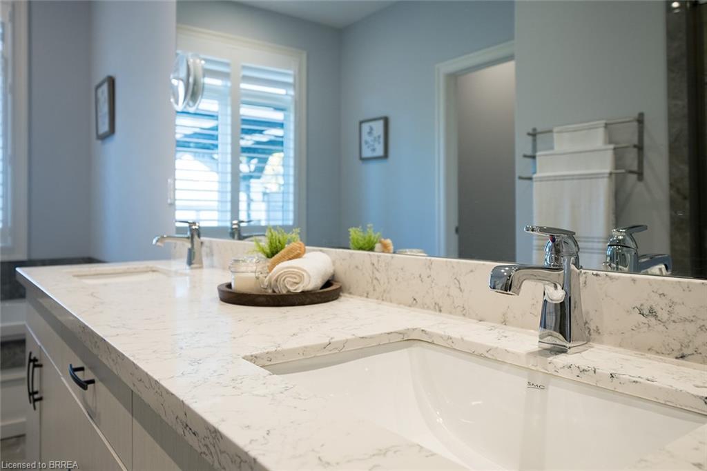 21 Tedley Boulevard, Brantford, ON - Indoor Photo Showing Bathroom