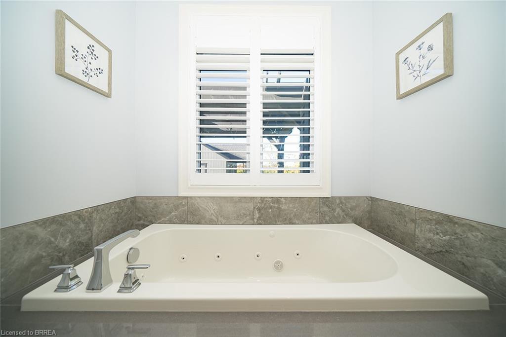 21 Tedley Boulevard, Brantford, ON - Indoor Photo Showing Bathroom