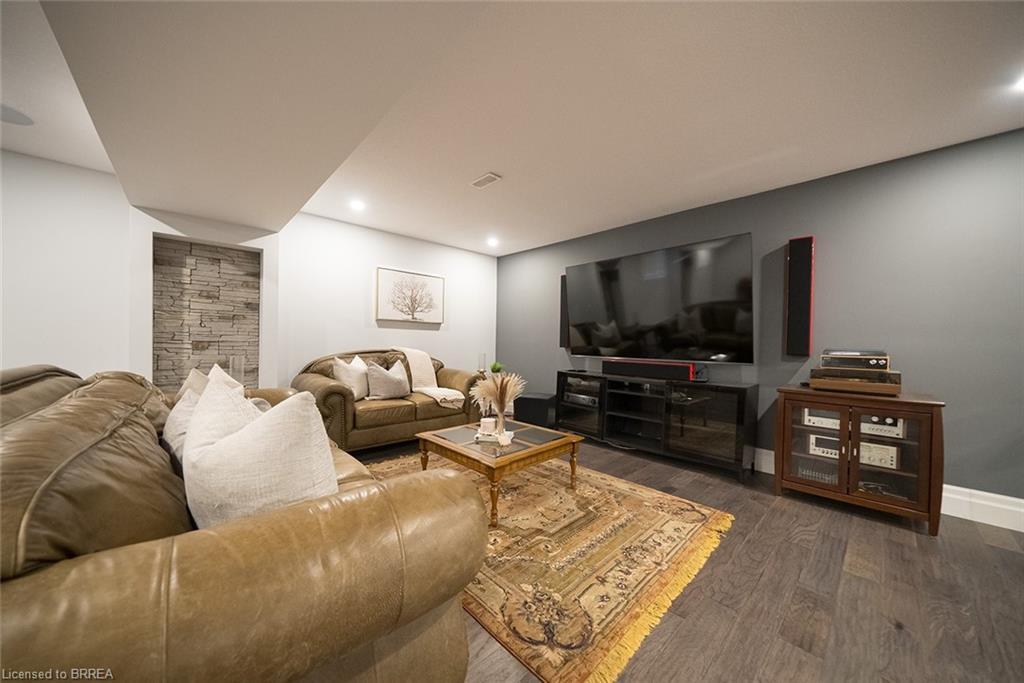 21 Tedley Boulevard, Brantford, ON - Indoor Photo Showing Living Room