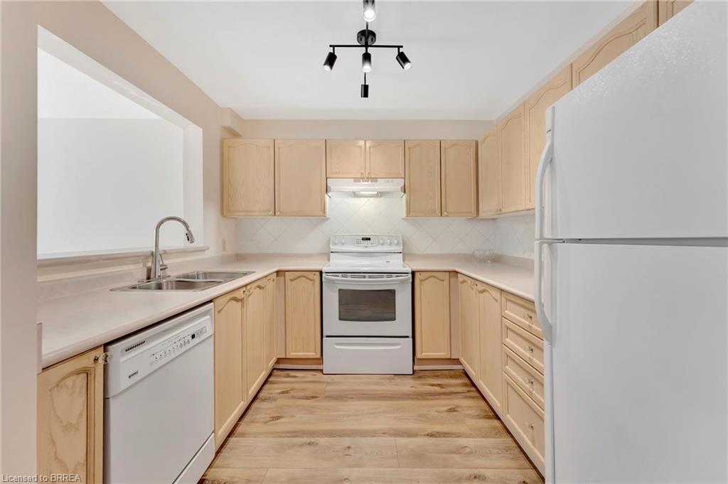 26-31 Moss Boulevard, Dundas, ON - Indoor Photo Showing Kitchen With Double Sink