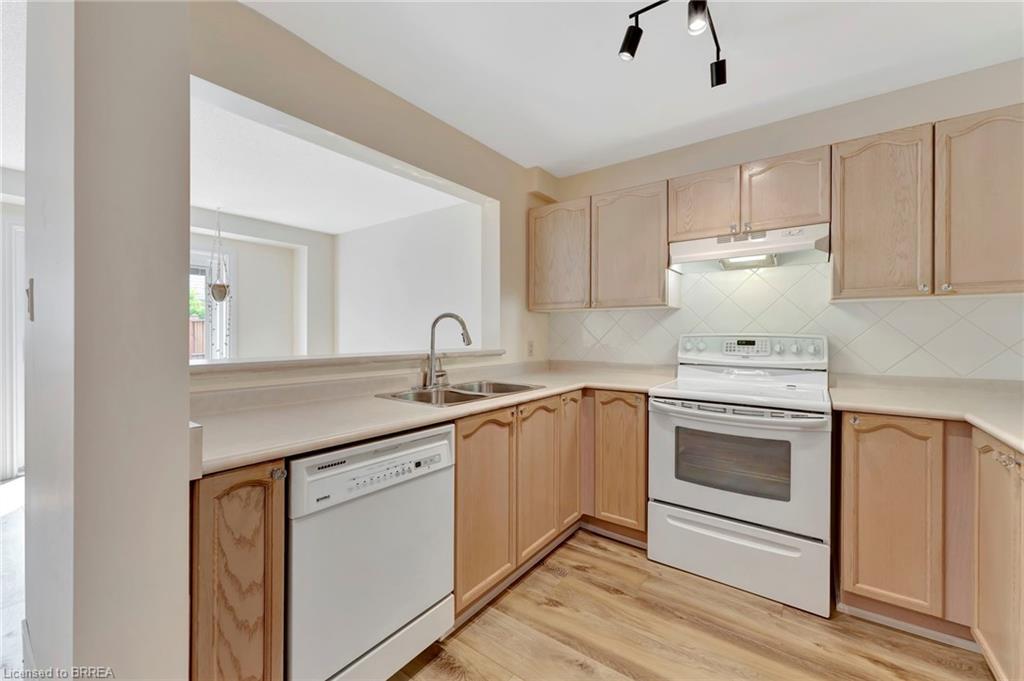 26-31 Moss Boulevard, Dundas, ON - Indoor Photo Showing Kitchen With Double Sink