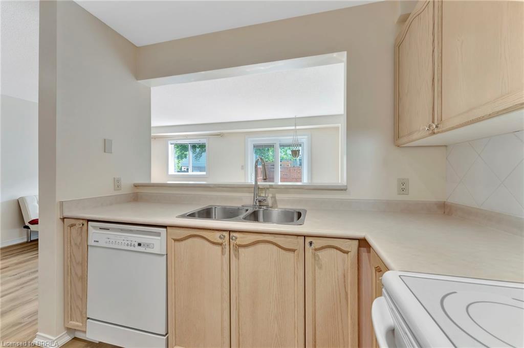 26-31 Moss Boulevard, Dundas, ON - Indoor Photo Showing Kitchen With Double Sink