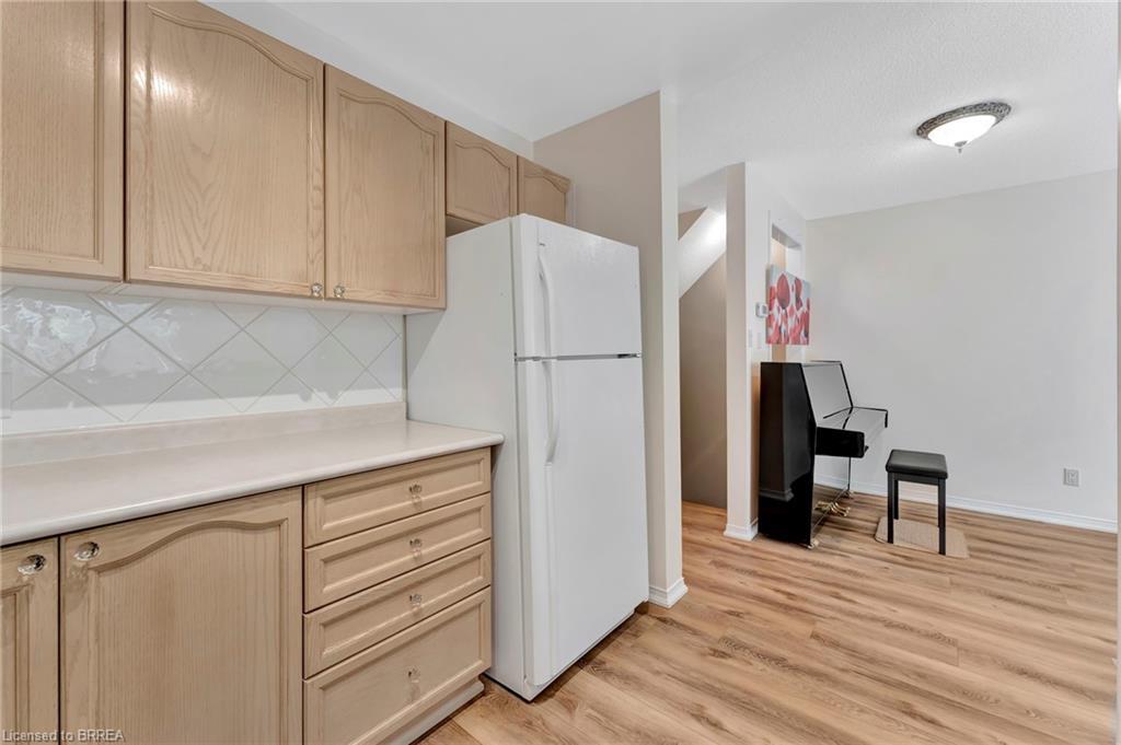 26-31 Moss Boulevard, Dundas, ON - Indoor Photo Showing Kitchen