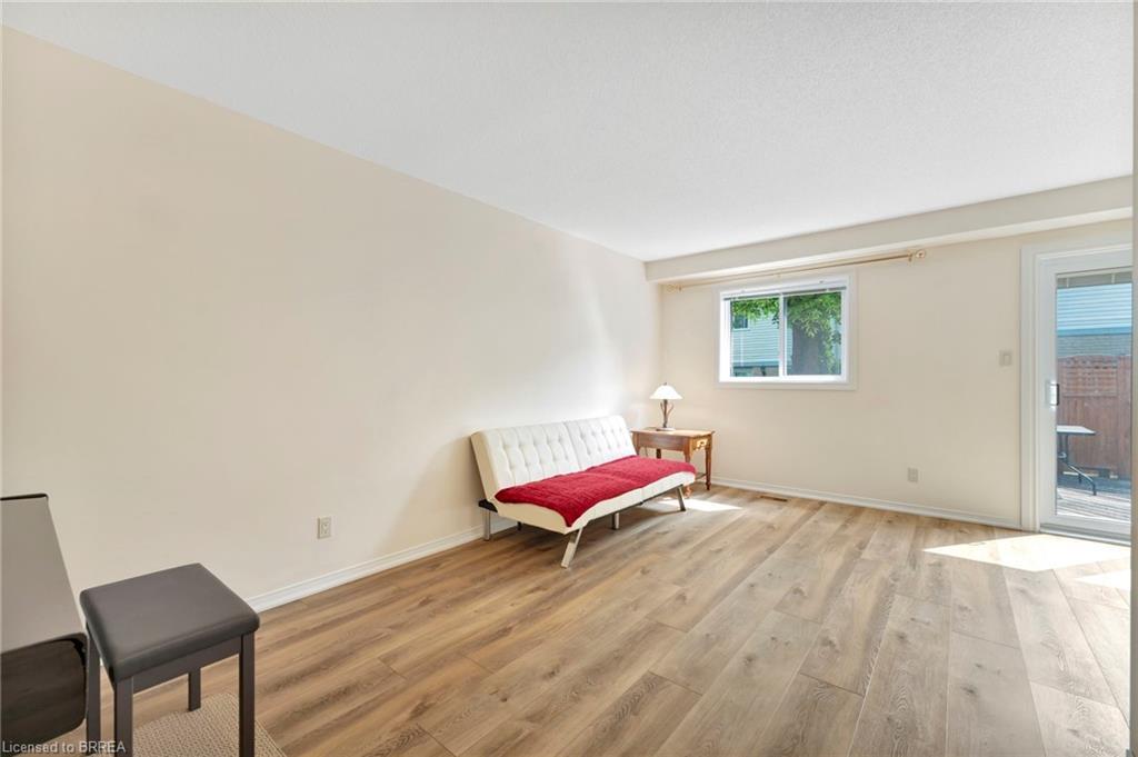 26-31 Moss Boulevard, Dundas, ON - Indoor Photo Showing Bedroom
