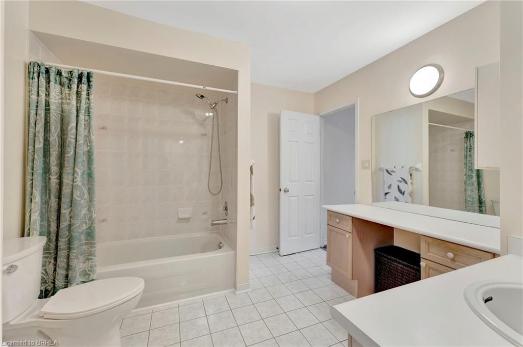26-31 Moss Boulevard, Dundas, ON - Indoor Photo Showing Bathroom