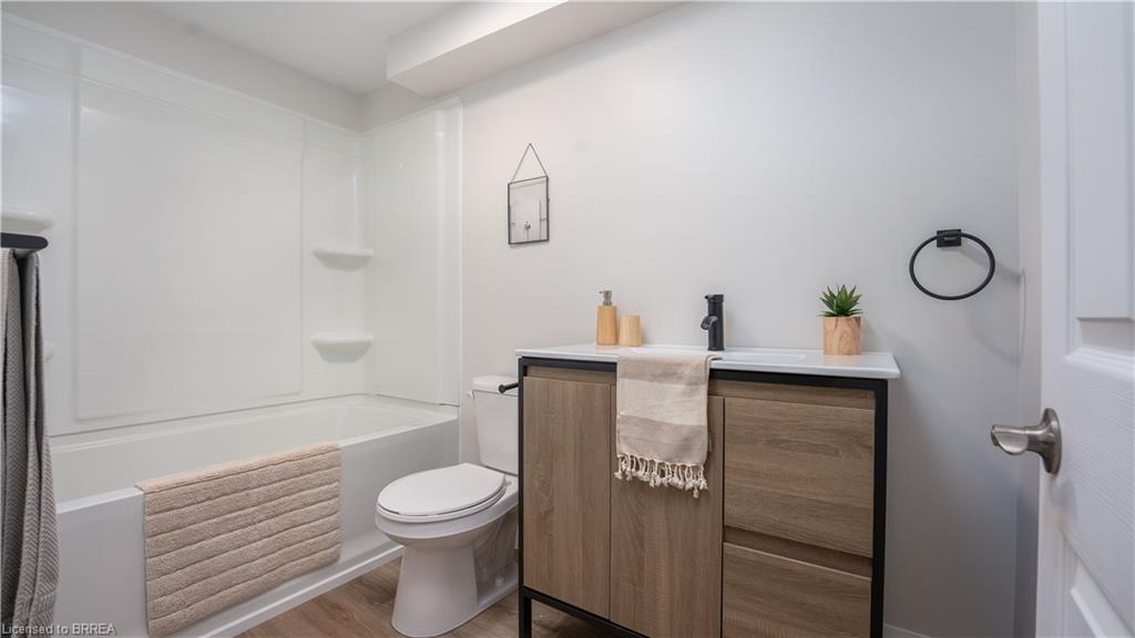 75 Henderson Avenue, Brantford, ON - Indoor Photo Showing Bathroom