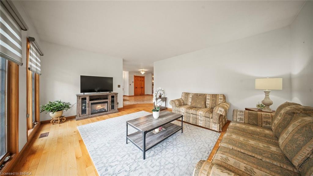 90 North Park Street, Brantford, ON - Indoor Photo Showing Living Room