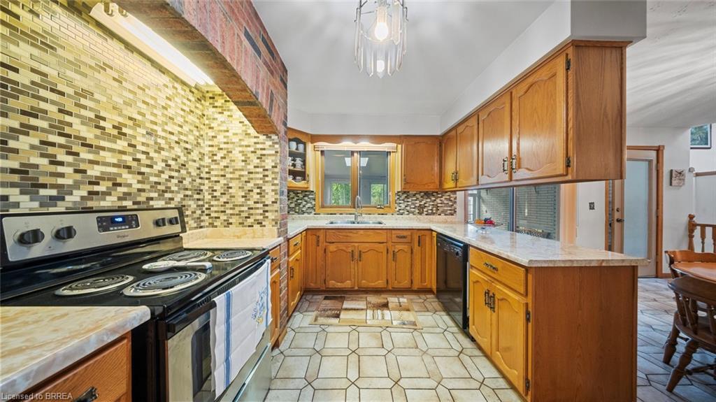 90 North Park Street, Brantford, ON - Indoor Photo Showing Kitchen