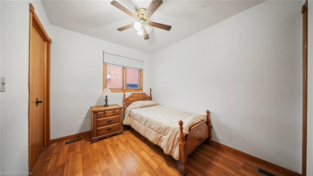 90 North Park Street, Brantford, ON - Indoor Photo Showing Bedroom