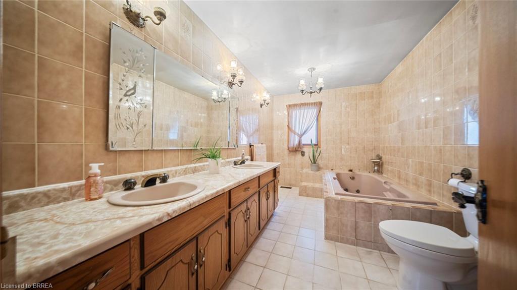 90 North Park Street, Brantford, ON - Indoor Photo Showing Bathroom