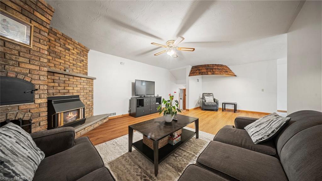 90 North Park Street, Brantford, ON - Indoor Photo Showing Living Room With Fireplace