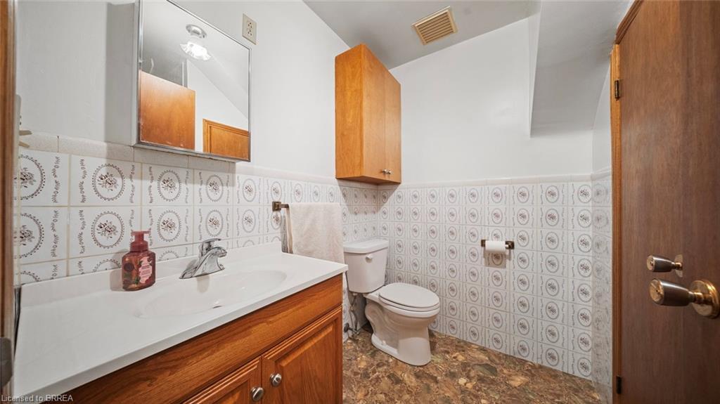 90 North Park Street, Brantford, ON - Indoor Photo Showing Bathroom