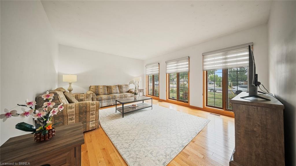 90 North Park Street, Brantford, ON - Indoor