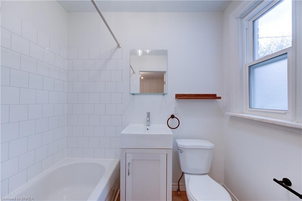 174-176 Darling Street, Brantford, ON - Indoor Photo Showing Bathroom