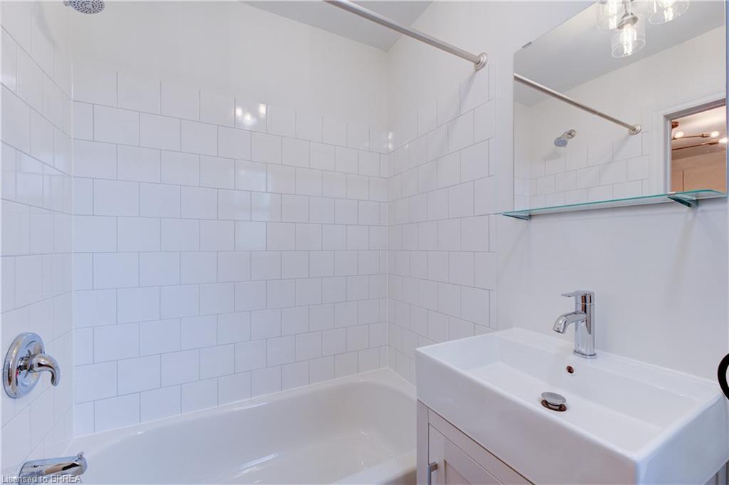 174-176 Darling Street, Brantford, ON - Indoor Photo Showing Bathroom