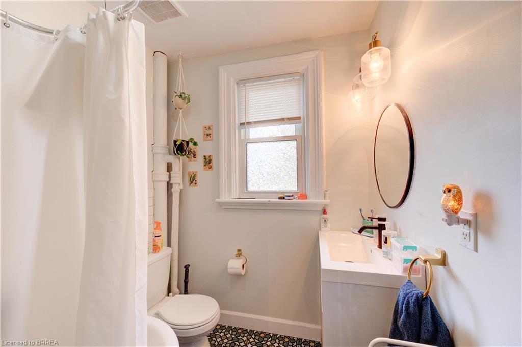 174-176 Darling Street, Brantford, ON - Indoor Photo Showing Bathroom