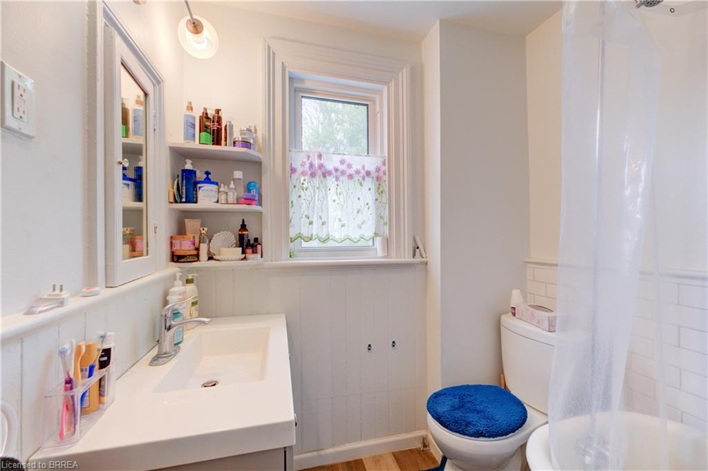 174-176 Darling Street, Brantford, ON - Indoor Photo Showing Bathroom