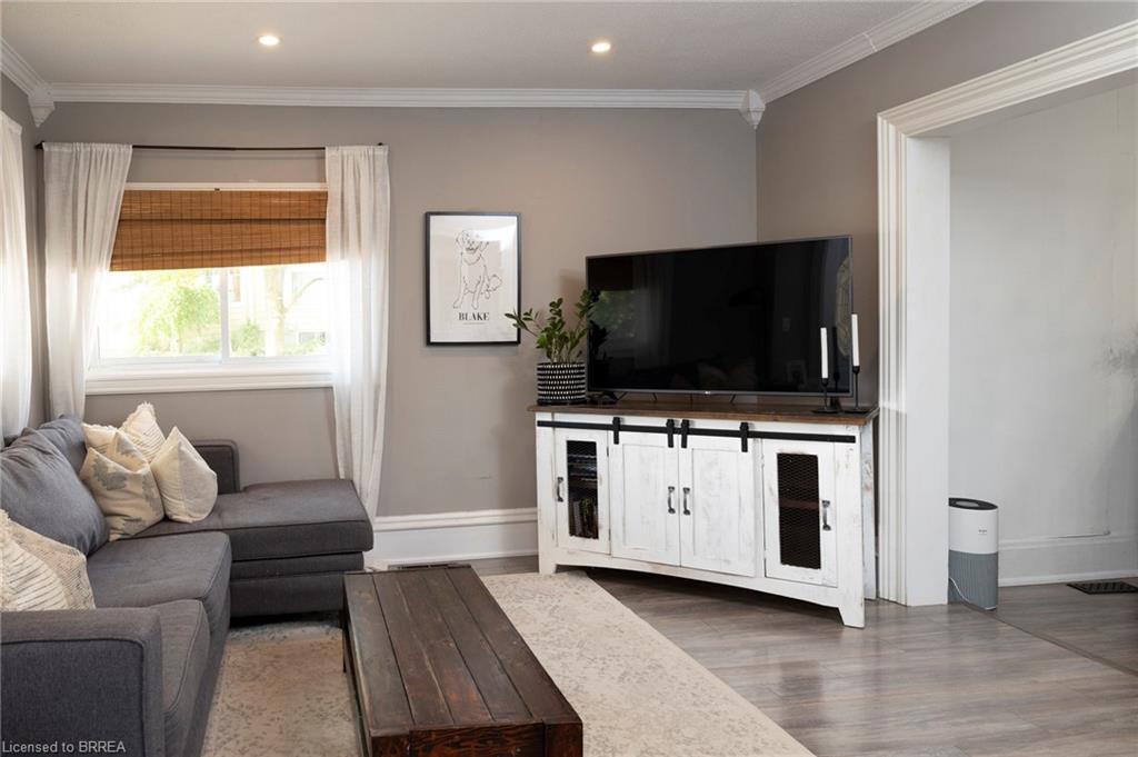 80 Stover Street N, Norwich, ON - Indoor Photo Showing Living Room