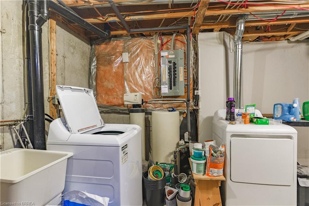 31-1115 Nellis Street, Woodstock, ON - Indoor Photo Showing Laundry Room