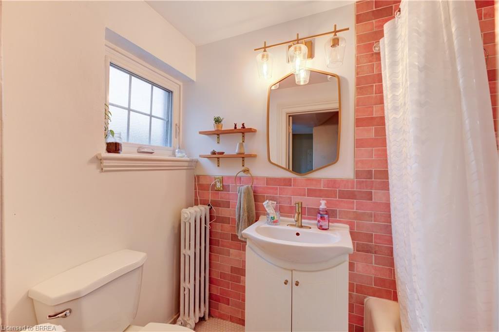 220 Nelson Street, Brantford, ON - Indoor Photo Showing Bathroom
