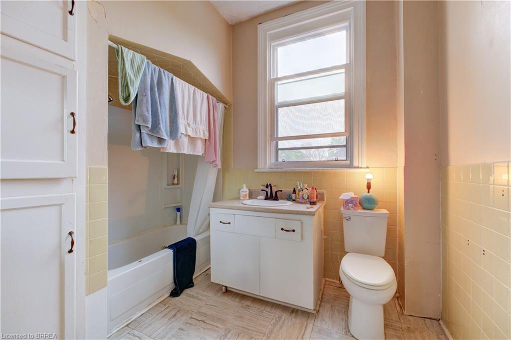 220 Nelson Street, Brantford, ON - Indoor Photo Showing Bathroom