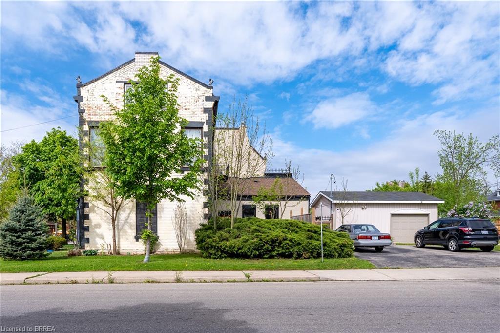 220 Nelson Street, Brantford, ON - Outdoor