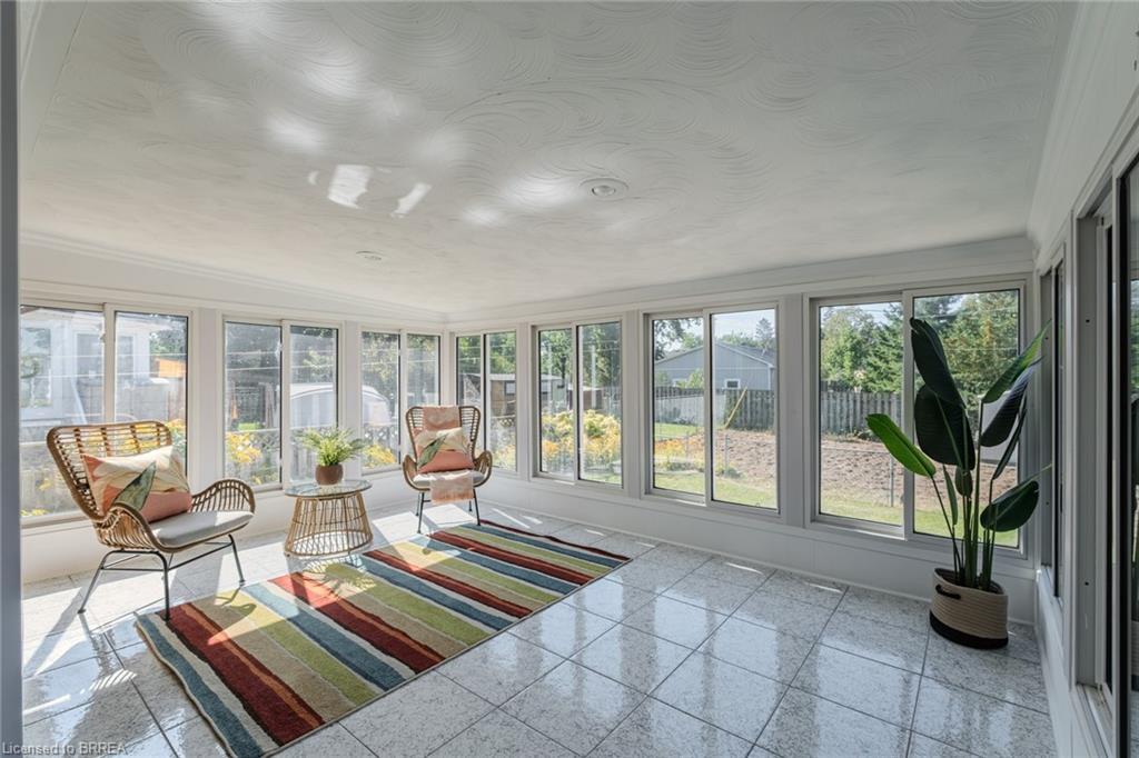 106 Wood Street, Brantford, ON - Indoor Photo Showing Living Room