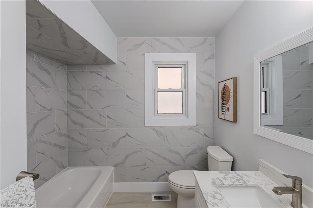 106 Wood Street, Brantford, ON - Indoor Photo Showing Bathroom