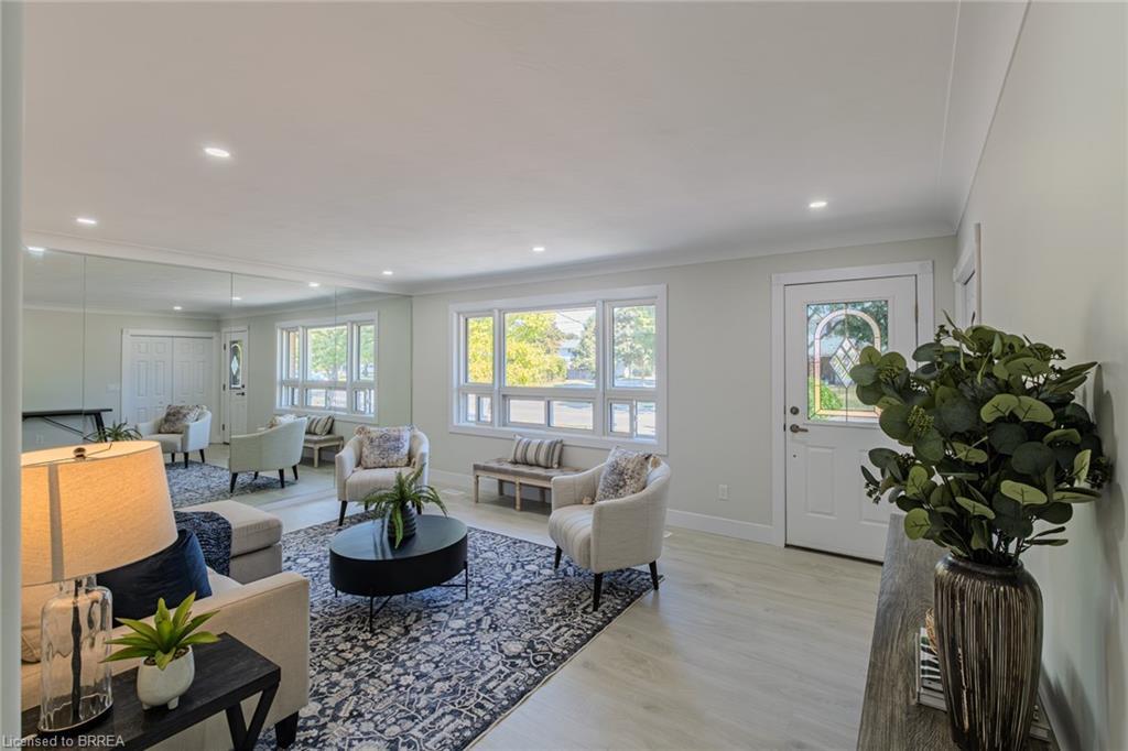 106 Wood Street, Brantford, ON - Indoor Photo Showing Living Room