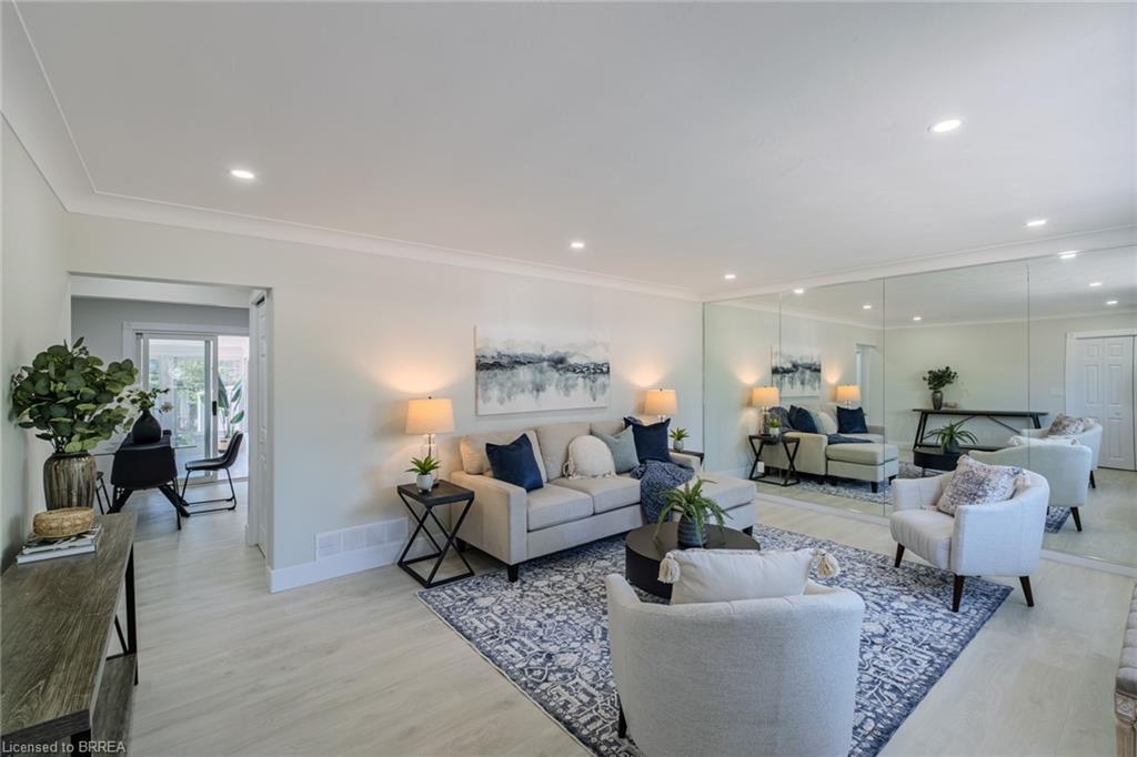 106 Wood Street, Brantford, ON - Indoor Photo Showing Living Room