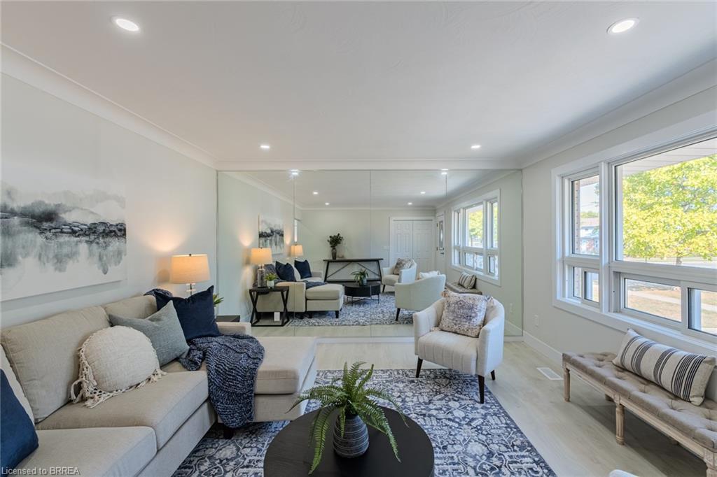 106 Wood Street, Brantford, ON - Indoor Photo Showing Living Room
