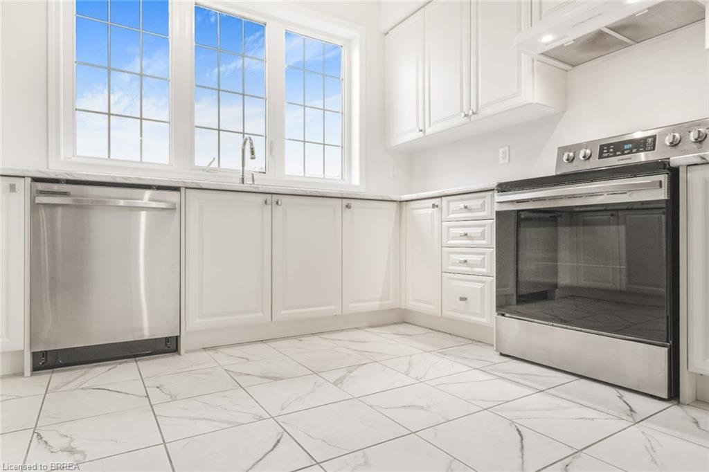 8 Tate Street, Brantford, ON - Indoor Photo Showing Kitchen