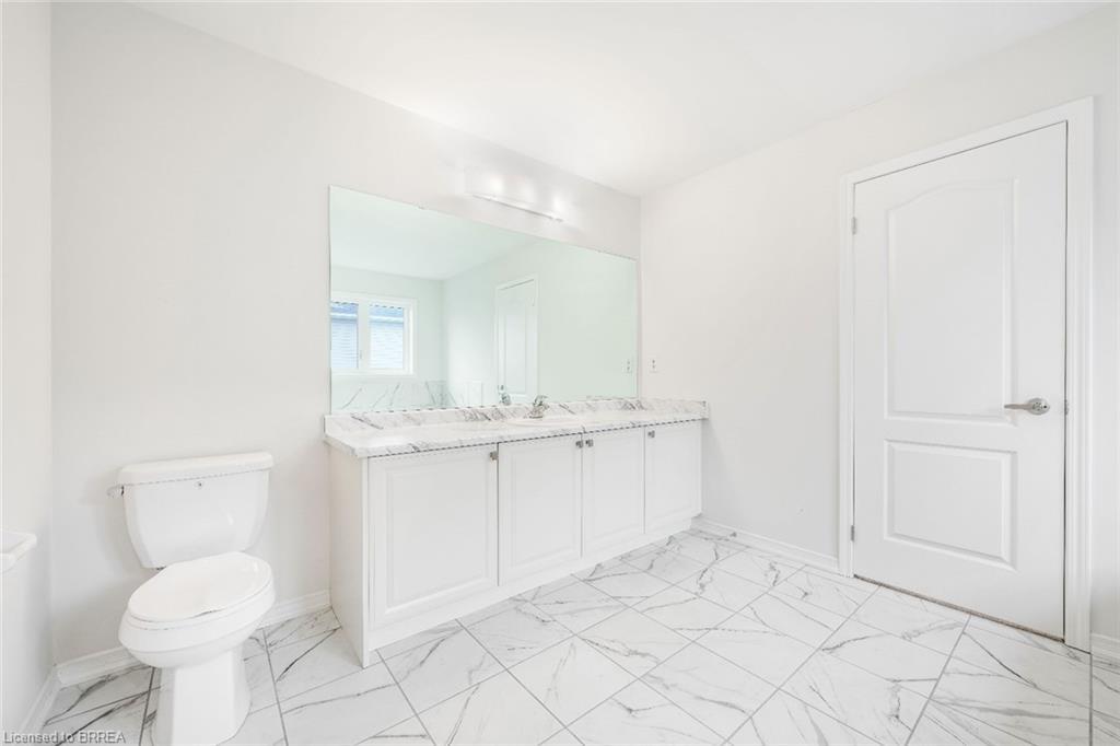 8 Tate Street, Brantford, ON - Indoor Photo Showing Bathroom