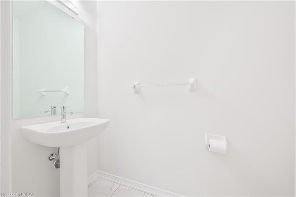 8 Tate Street, Brantford, ON - Indoor Photo Showing Bathroom