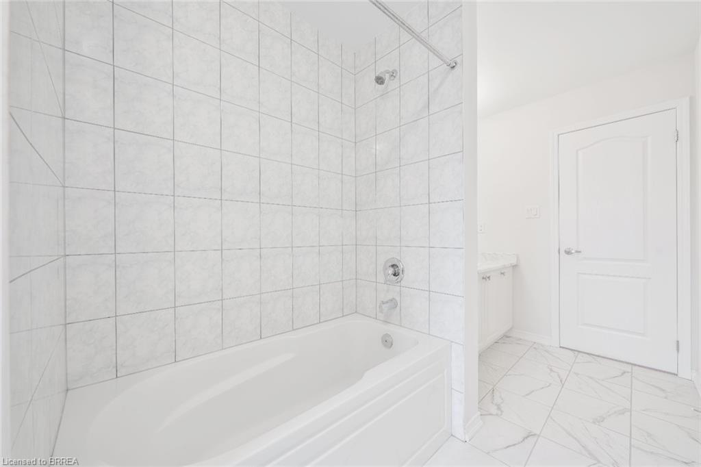 8 Tate Street, Brantford, ON - Indoor Photo Showing Bathroom