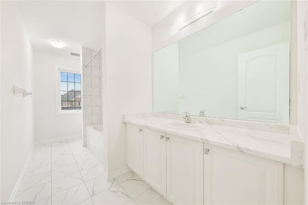8 Tate Street, Brantford, ON - Indoor Photo Showing Bathroom