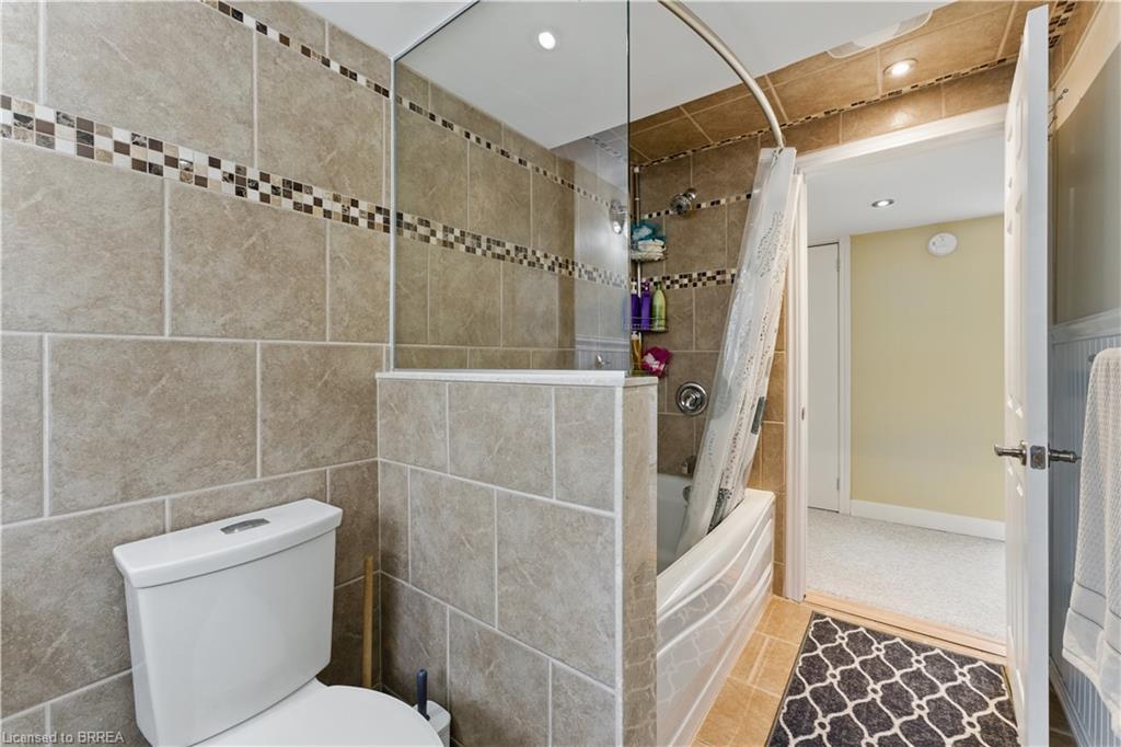 13 King William Street, St. George, ON - Indoor Photo Showing Bathroom